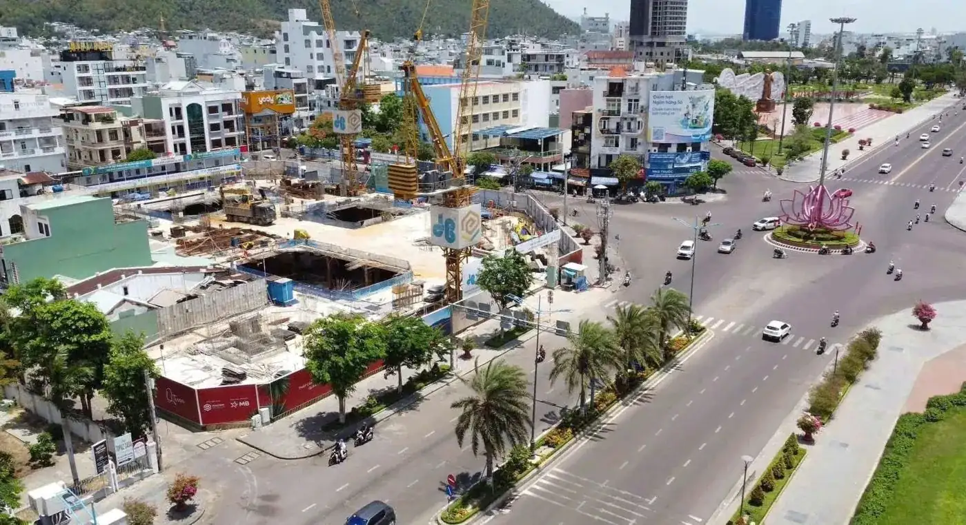 Công trường nhìn từ giao lộ Ngô Mây, sát quảng trường