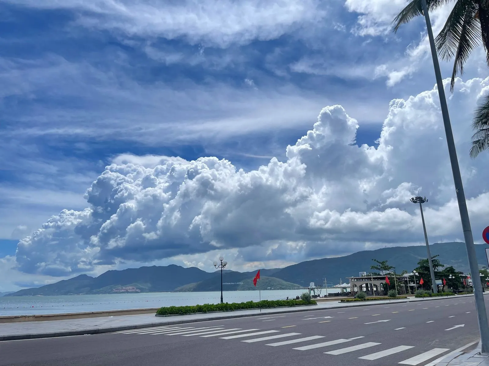 Đường ven biển An Dương Vương, phía xa là Ghềnh Ráng Tiên Sa