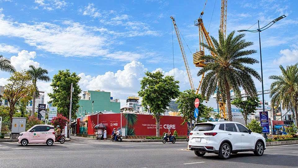 Hàng rào dự án mặt tiền đường, CBRE và MB