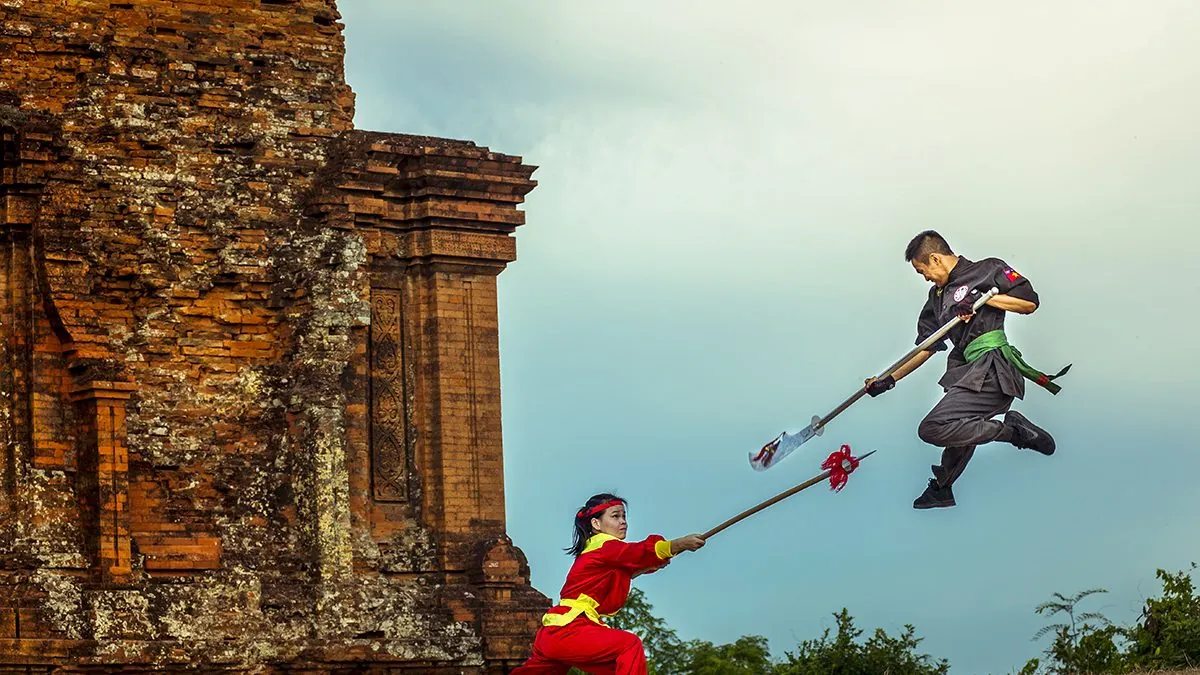 Biểu diễn võ cổ truyền Bình Định bên tháp Chăm