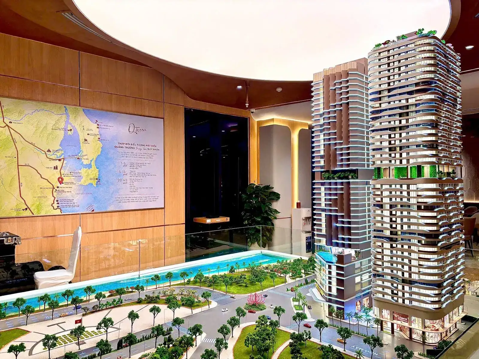 Sa bàn tháp đôi bên quảng trường Nguyễn Tất Thành